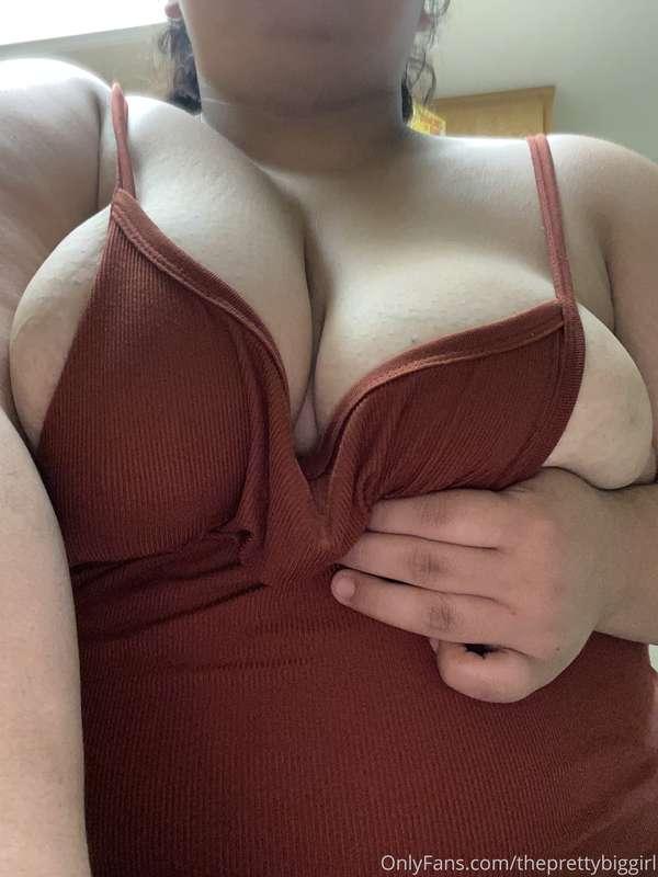Just got home for work really need a good massage anyone ? 🥺..