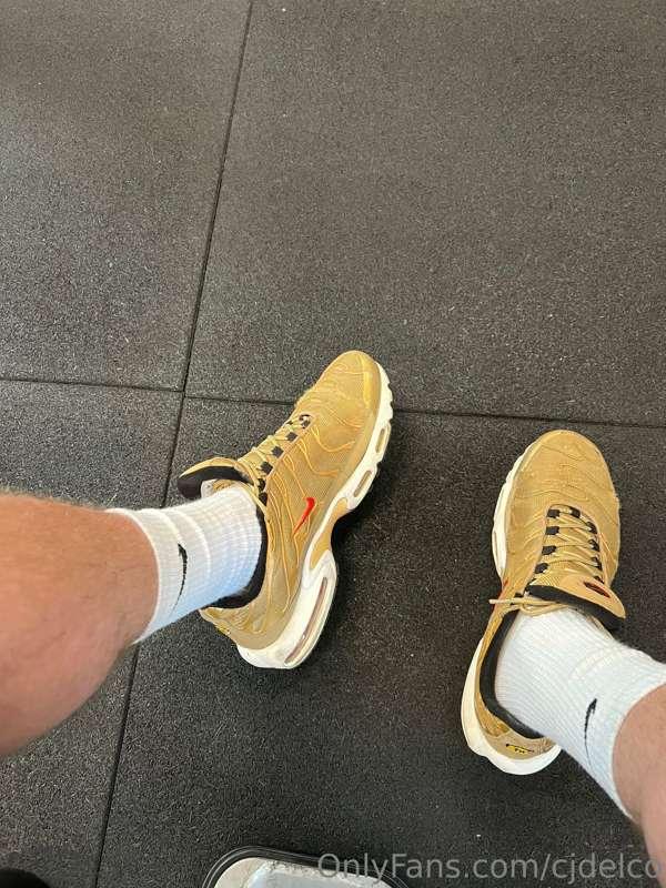 Any of my subscribers like feet?