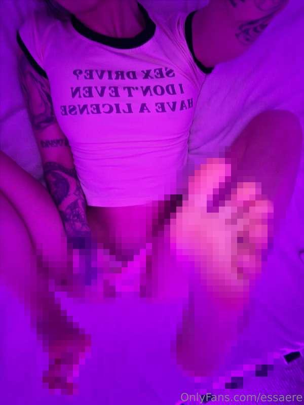 blurry but horny FEET posting, a lil booty, and showing off ..