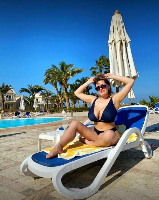 Hi guys! 😋😜👅Have a nice sunny day everyone! ❤❤❤
I'm having a..