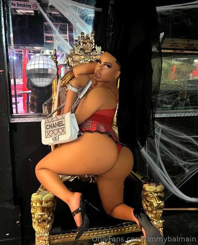 I should always have a thrown to sit on 👑