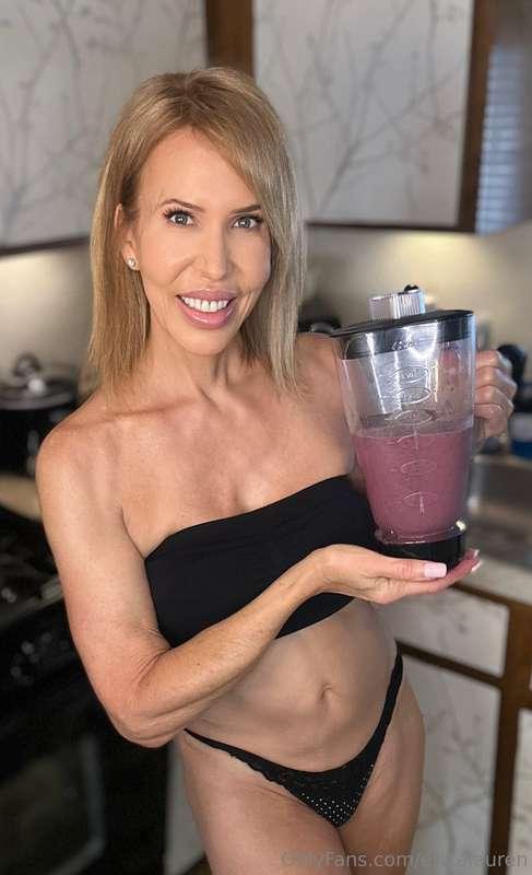 What is sweeter? Me, or this smoothie? 😏