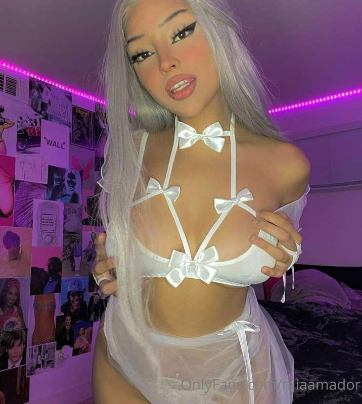 Looking hella sexy in white for you tonight 😘