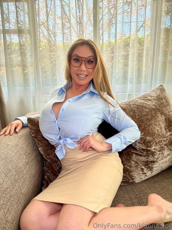 Mommy's Boss is making a home visit today 😏😈