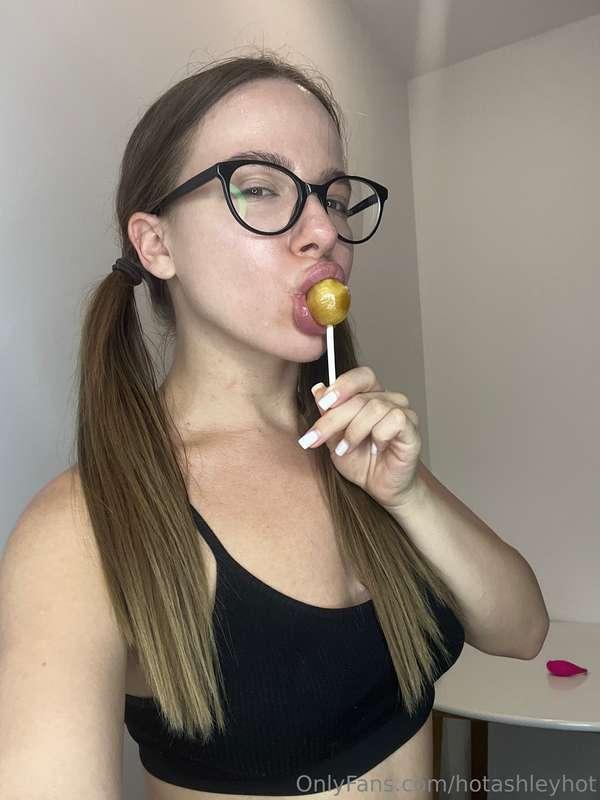 I love lollipop the most, what's your favorite sweet?😋😍