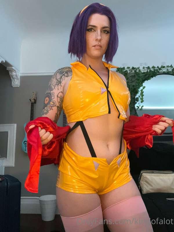 Cute new cosplay who wants to see the toy underneath? ☺️