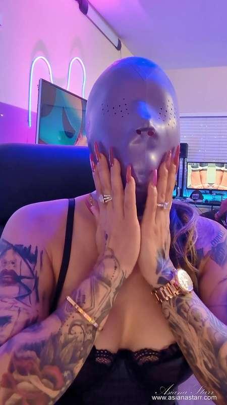 A fan of ours gifted us this beautiful latex hood for an upc..