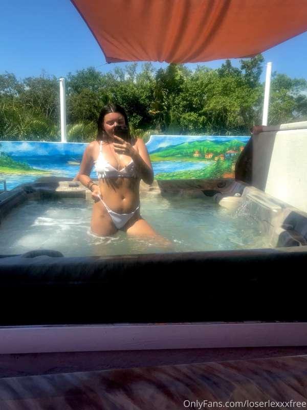let’s fuck in the hot tub 🤍