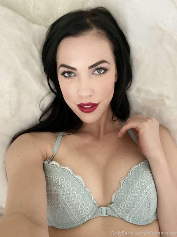 Join me here in bed, baby 😈