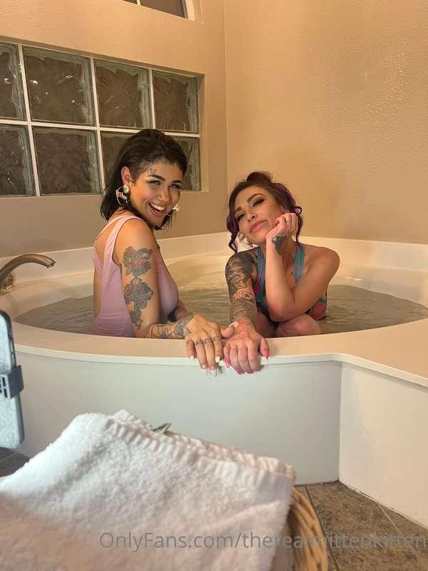 Who wants to play with me and my babe @thefrankielarose ? Wh..