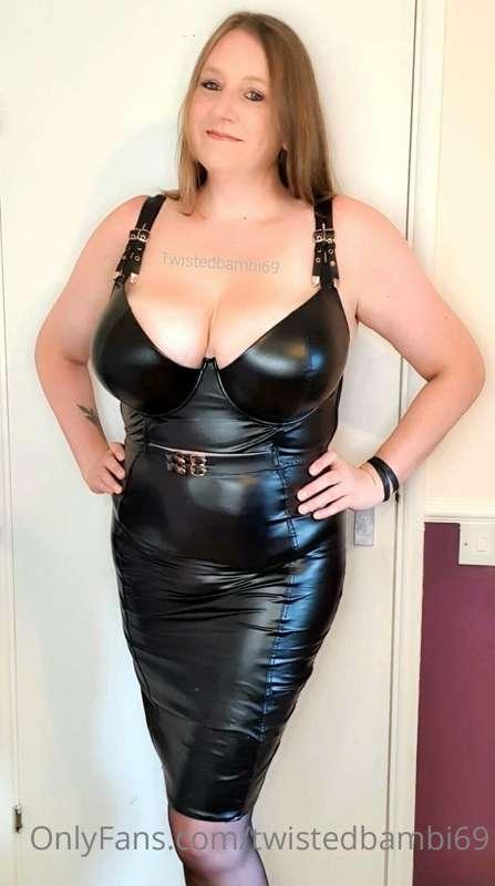 I fancied dressing up in my favourite wetlook outfit on this..