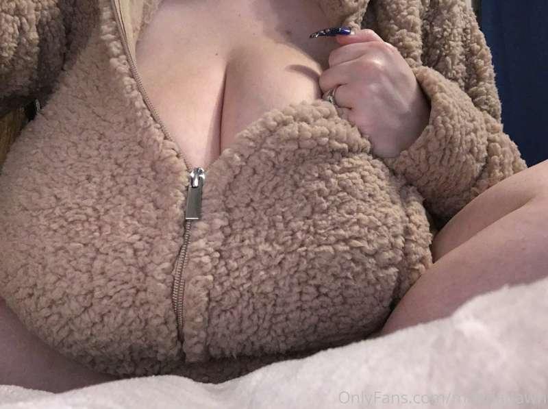 Keeping warm and cozy! 🐻 Yes they sit in my lap ... so 😏😛