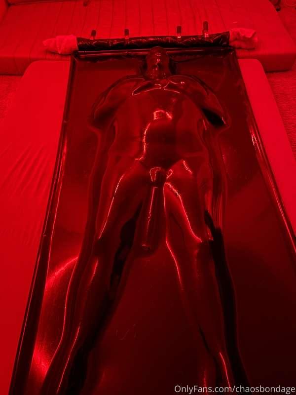 Doing a live show tonight! Cum hang with me while I make a p..