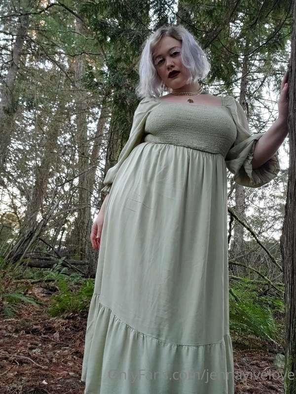 looking pretty in the forest 😍