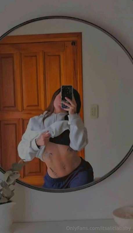 Does this mirror selfie make me look good?🥰😋