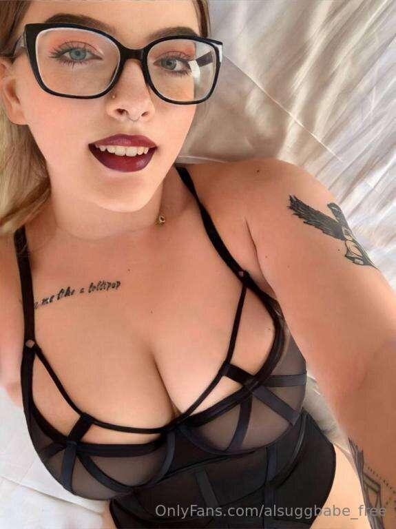STOP SCROLLING @rebeccasalvatore69

Her wet pussy  is waitin..