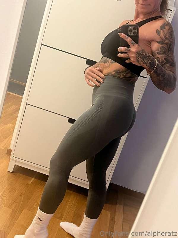 Klockan är sju och jag är redo för gymmet. Idag står ett ben..