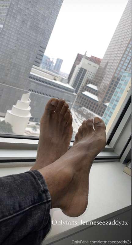 Need my feet worshiped while i stroke my dick! 🤴🏾