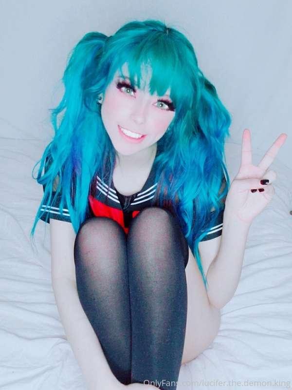 Huuwoo yahh likinhg mah new hair?? Ahh I wuvv blue<3:) ch3kk..