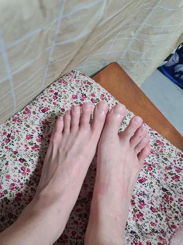 More feetsies 😳👉👈
