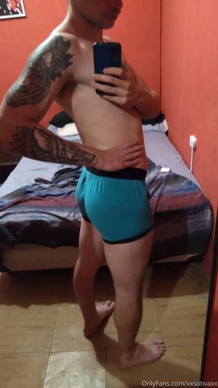 Who sleeps with me? 😊🍑