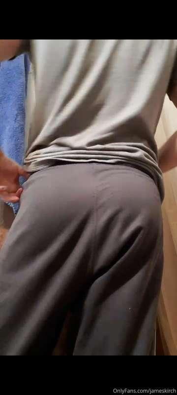 checking how my butt looks in sweatpants... and without it 🤭
