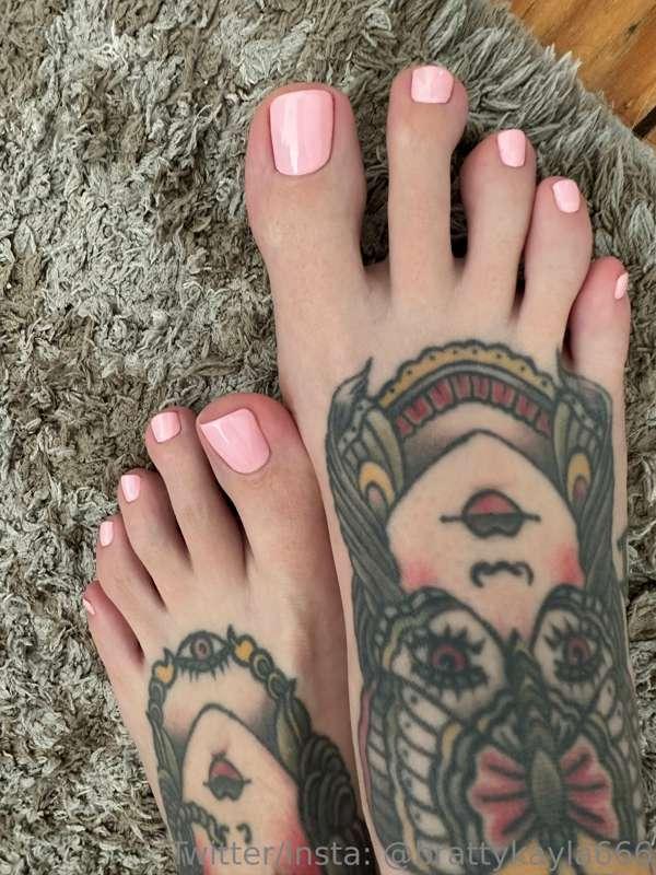 Long ass toes fr