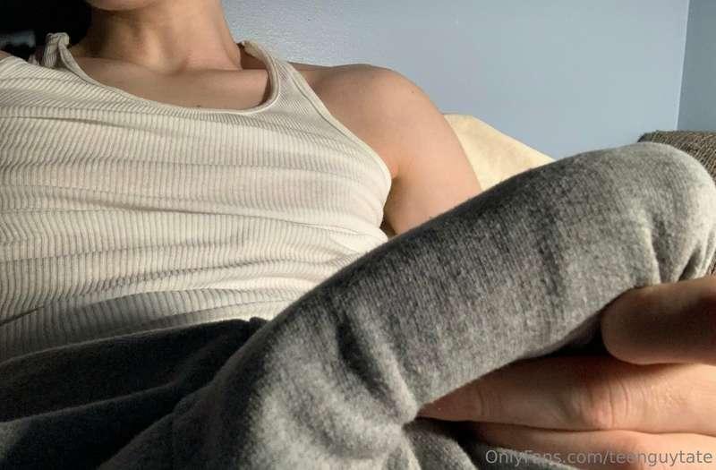 grey sweatpants....👀