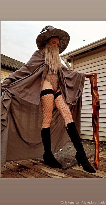 Gandalf the Grey, but make it slutty 🧙‍♂️
Happy Halloween, y..