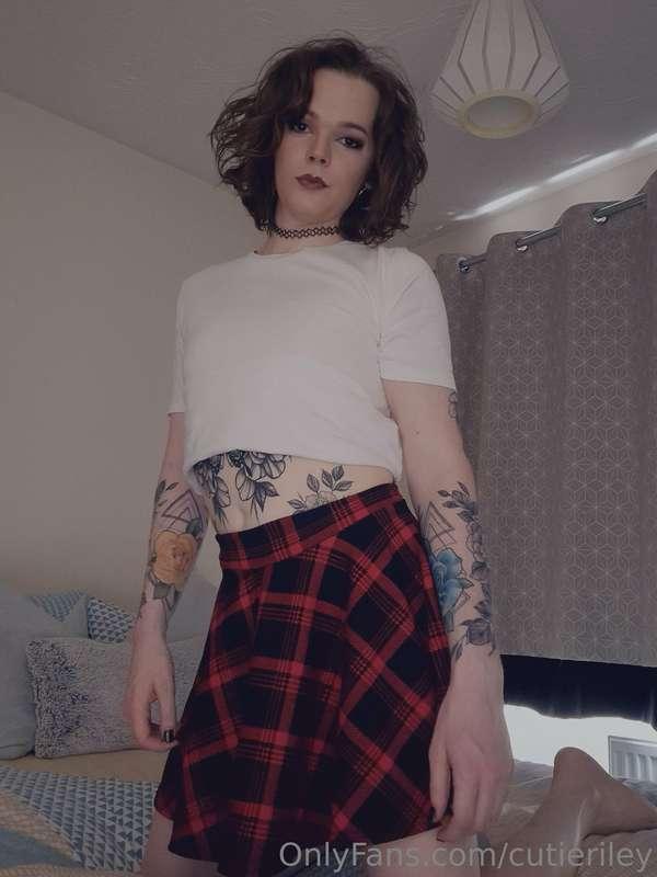 Skirts = easy access 🤭