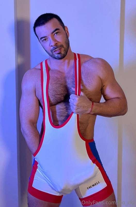 I need some help to take this off! would u give me your hand..