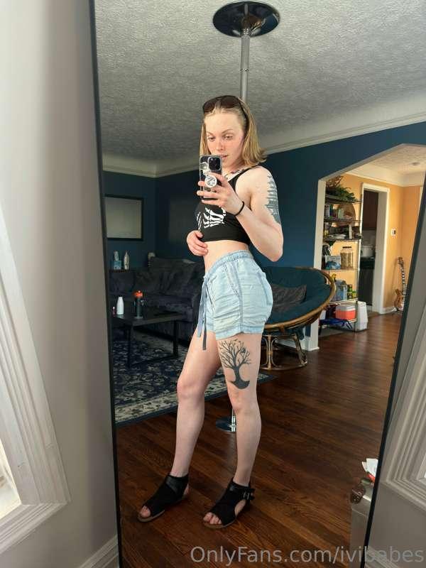 Excuse me, could I bother you for a free booty pic? 👀 keep s..
