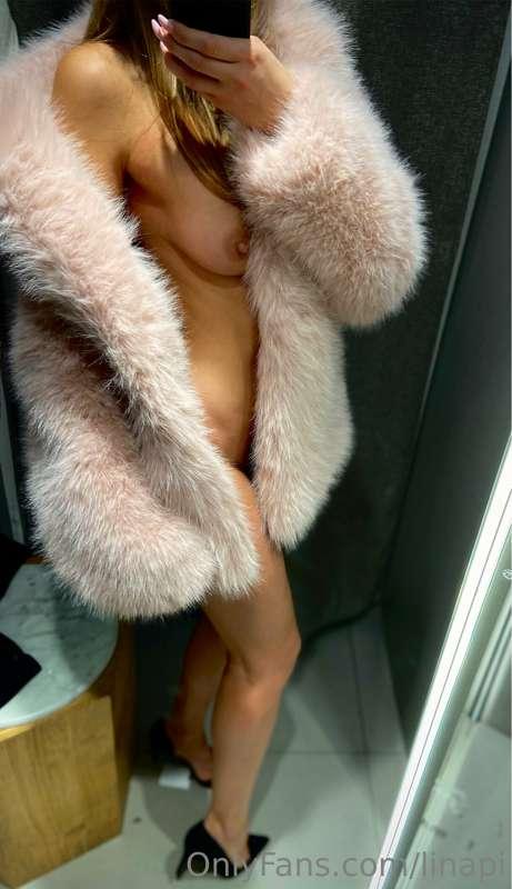 I want to be in this fur coat and dress for the new year. 🎅🏽..