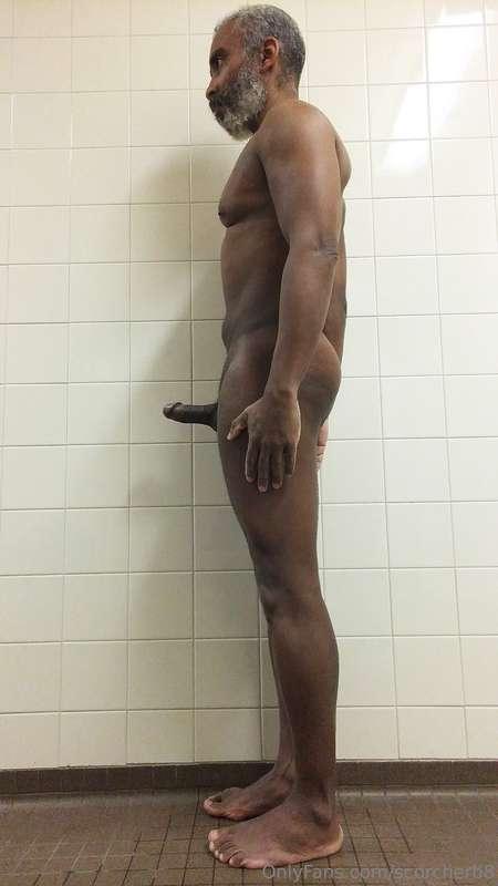 Sideview Saturday!#beard #musculardaddy #gay #feet #gaycruis..