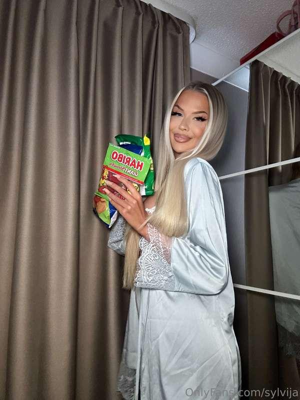Whats your fav snack? 👅