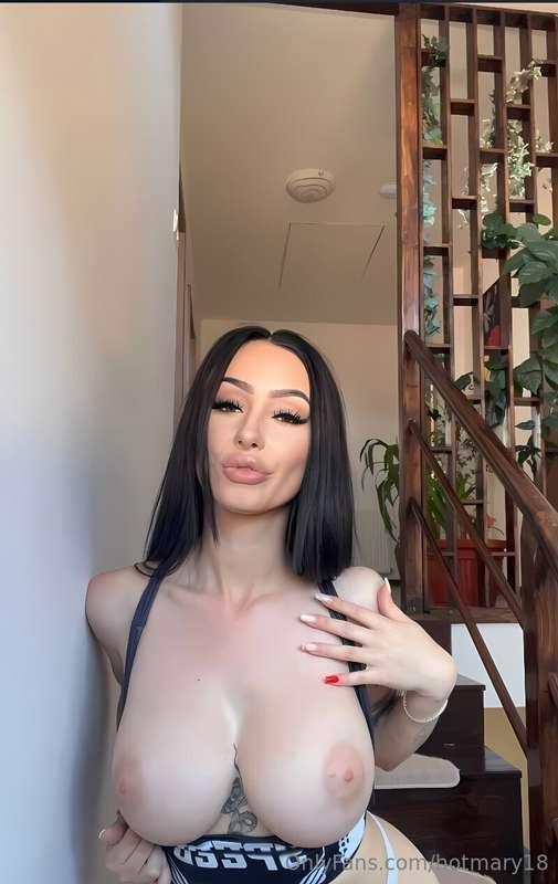 💦😈This sweet babe @nicole.kylie dreams of showing all her ch..