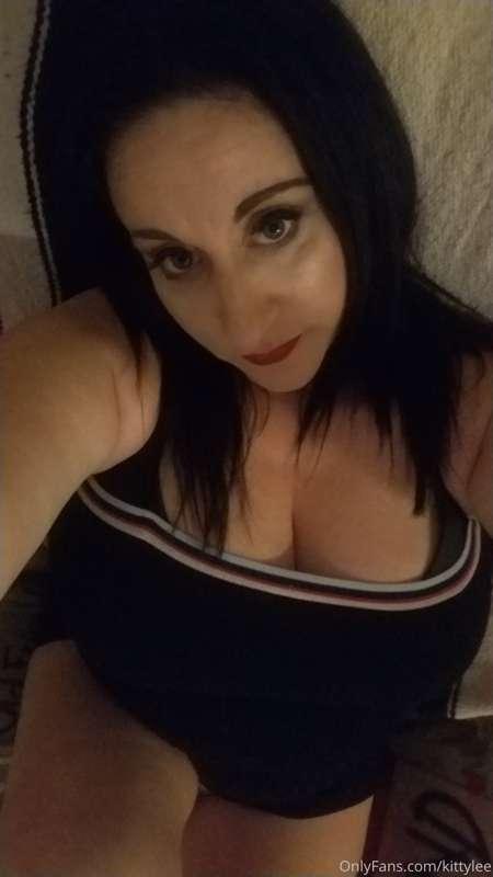 CUSTOM VIDEOS By Kitty Lee
💣💥Let me make your wet dreams cum..