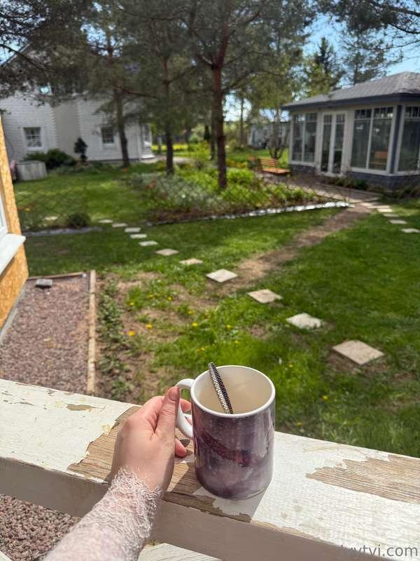 A cup of tea, a warm day and silence... but my mind is not t..