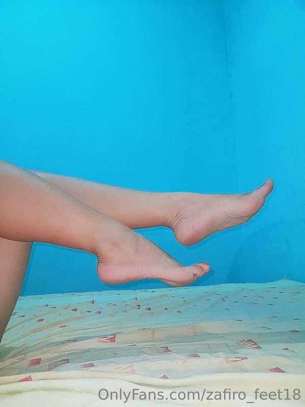 Las suelas sucias pero me gusto esta pose, y aqui estoy ense..