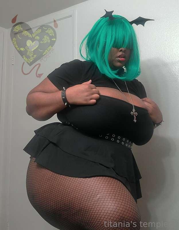 wonder what else this succubus is hiding...🖤🦇