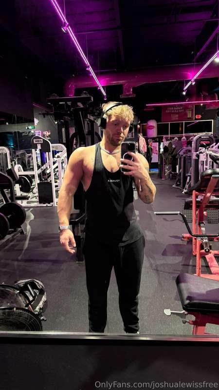 Would you lift with me? 👀