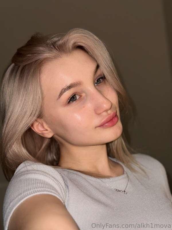 Just a nice selfie with a natural face 💕Do you love your loo..
