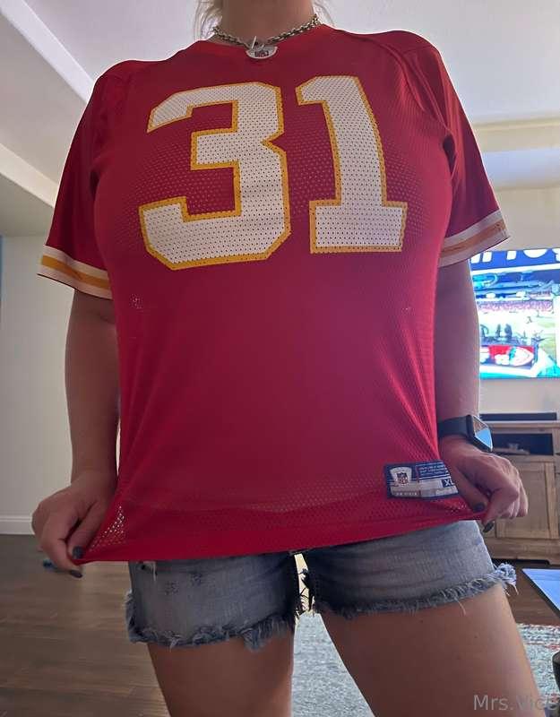 Can yall guess whose jersey I’m wearing? 🏈👏🏼