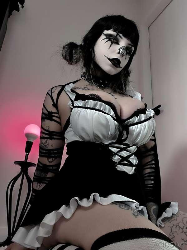 Name a creepy pasta character you would fuck? Mines laughing..