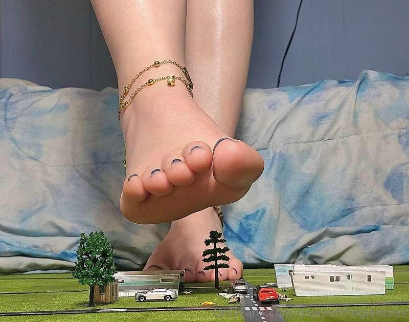 dawnofthegiantess image #2