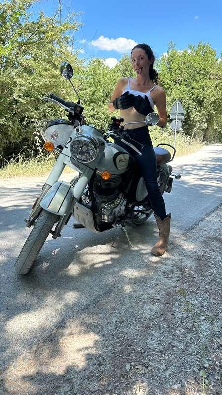 Where are the riders at?👅 would you ride with me?🏍️