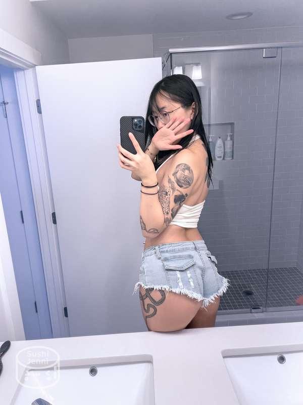 it's almost booty shorts and crop top season 🤭