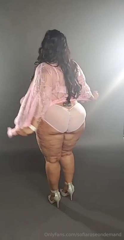 My juicy curves are perfectly framed in this sexy back pose,..