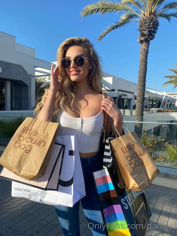 Shopping is my cardio 🛍😉💕