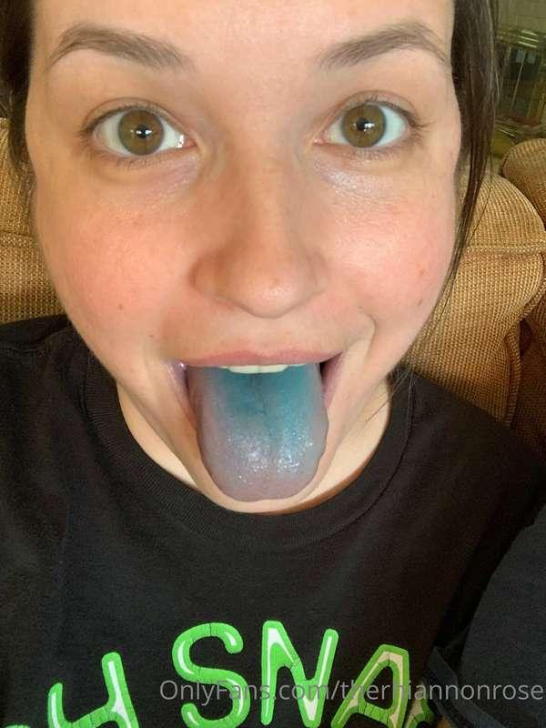 Lemme blow you and turn your dick blue 😘